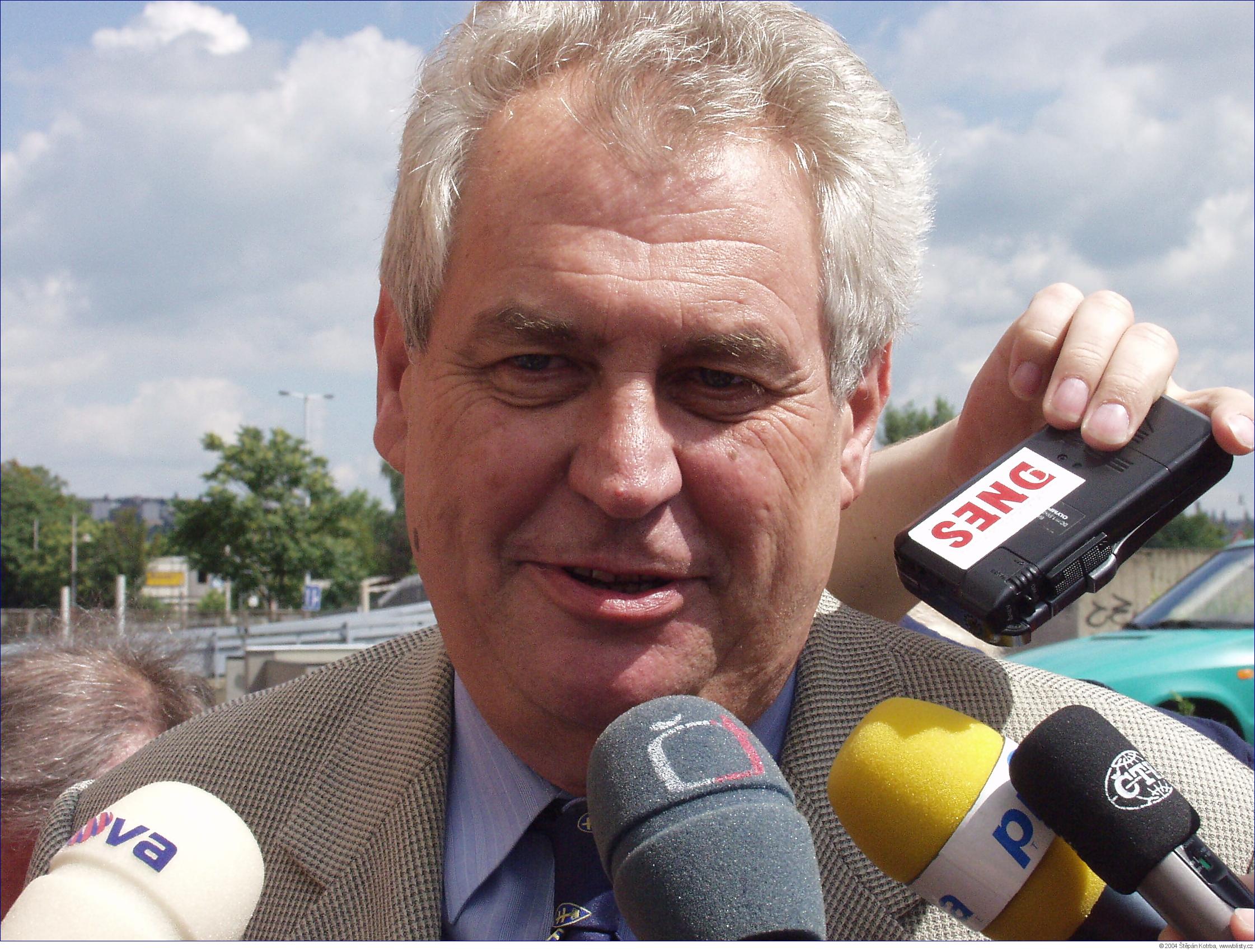 Miloš Zeman před příchodem na jednání ÚVV ČSSD