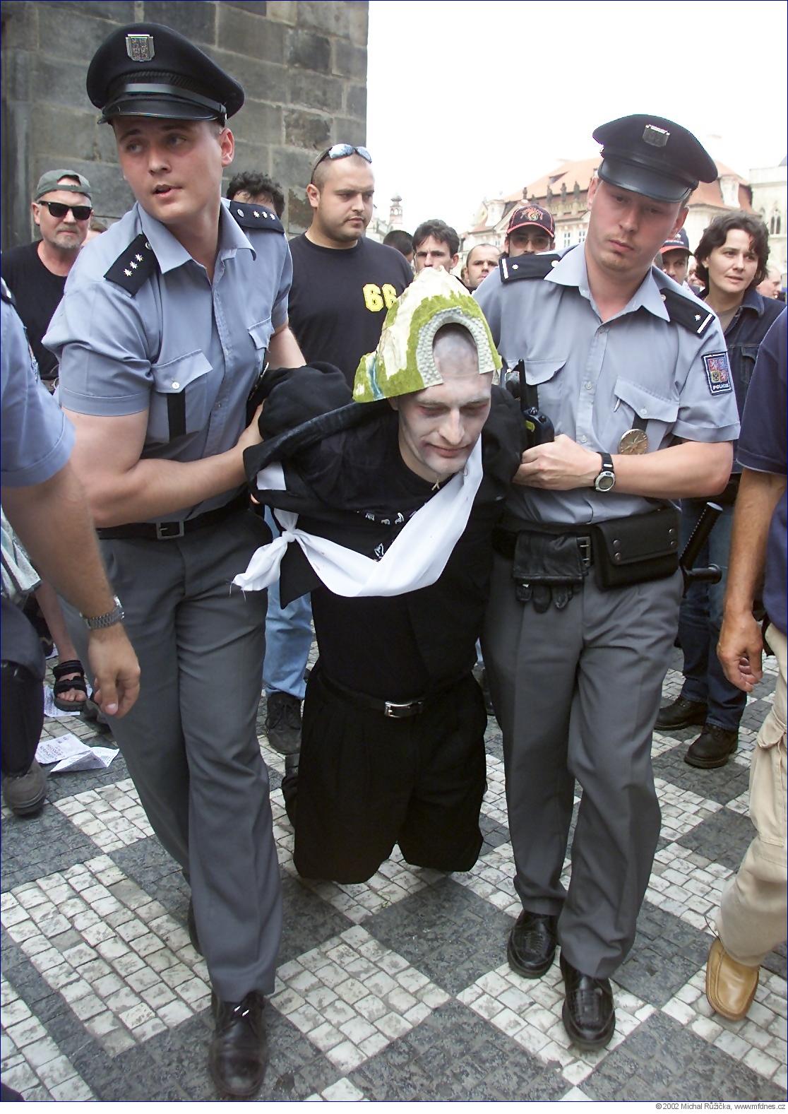 Otakara van Gemunda odvlékají policisté z demonstrace ODS. Jen proto, že měl jiný názor.