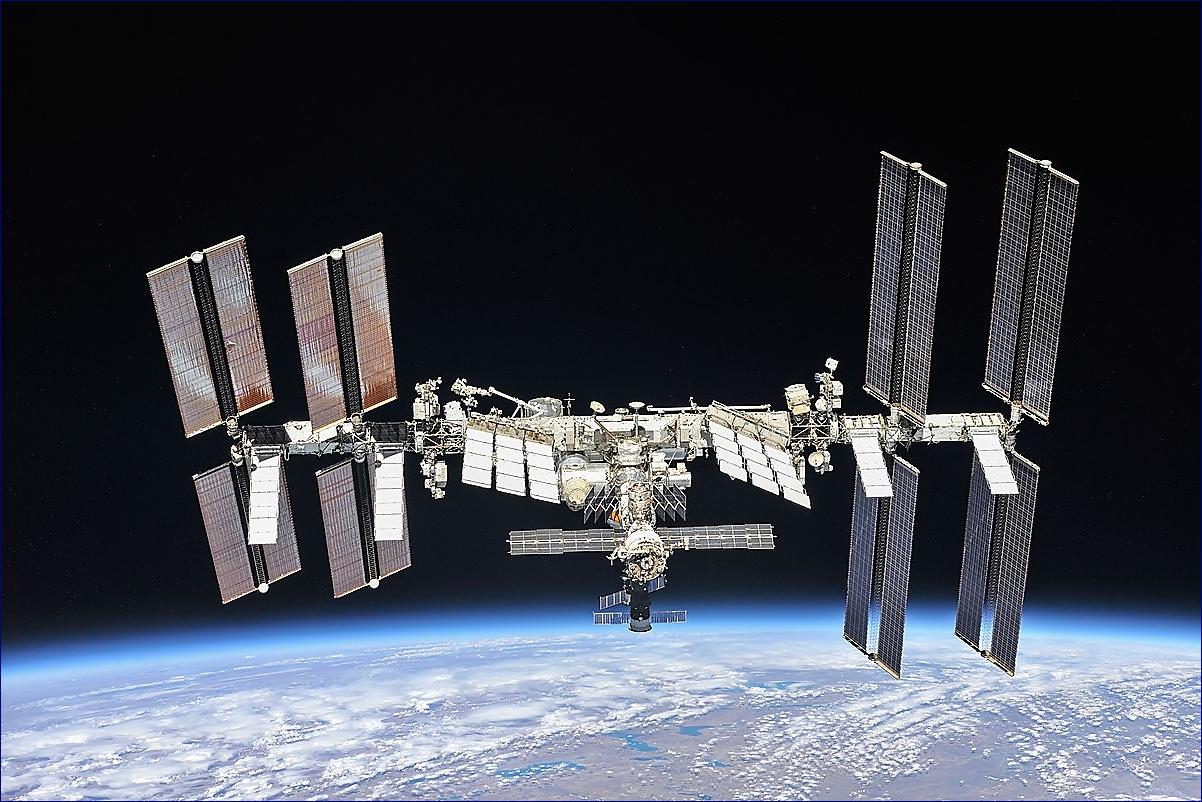 Ruský satelit se na oběžné dráze rozpadá a představuje hrozbu pro Mezinárodní vesmírnou stanici