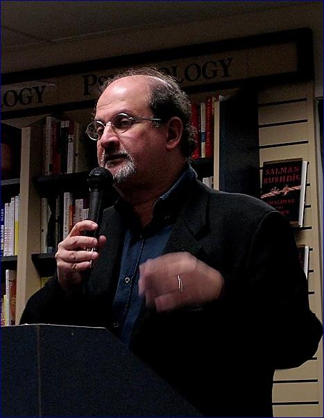 Íránské konzervativní listy chválí útočníka na Salmana Rushdieho