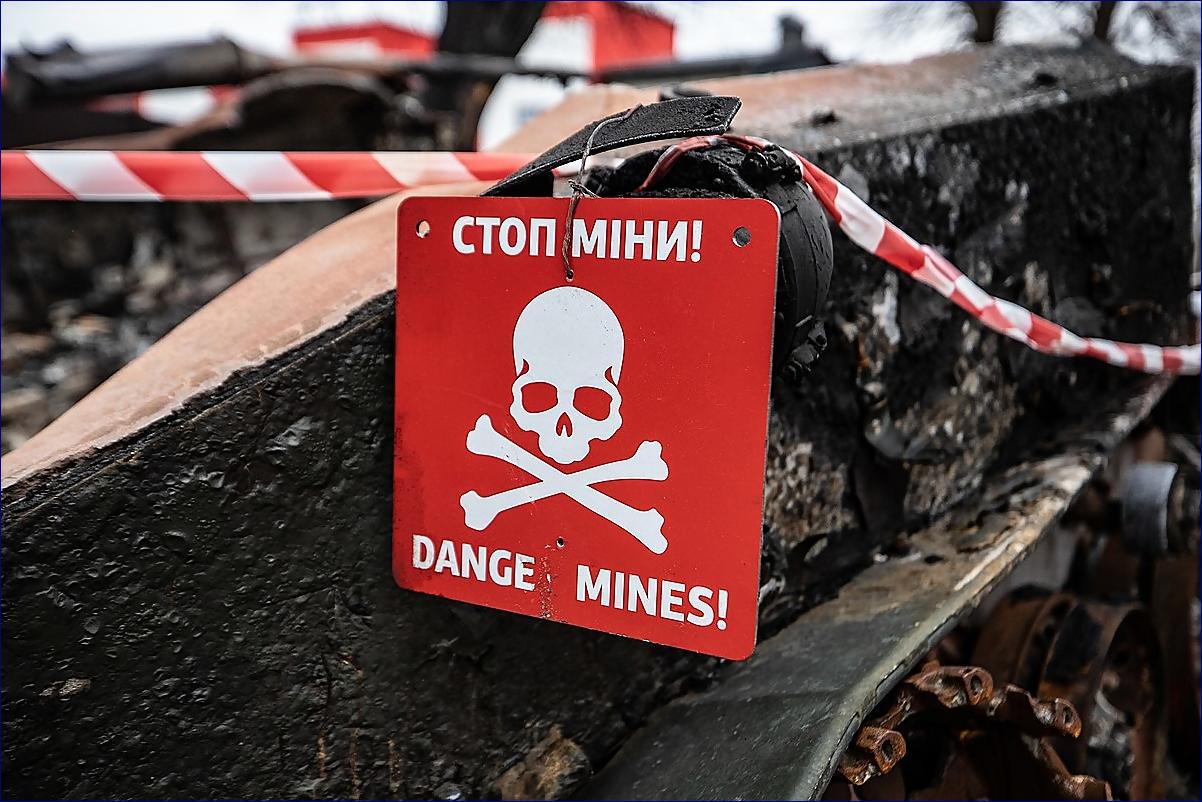 Ukrajina zoufale potřebuje pomoc při odstraňování min, říká ministr obrany