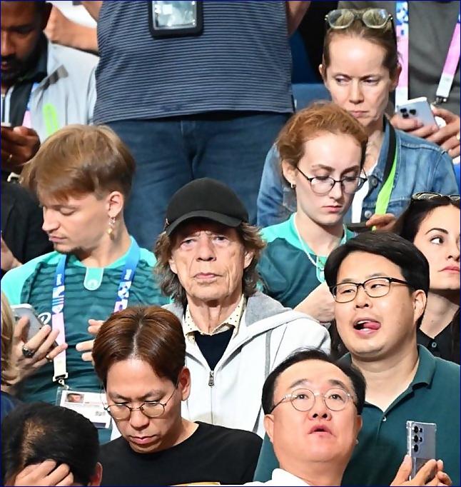Představte si, že jste na olympiádě, čučíte do mobilu a nevnímáte, že vedle vás sedí Mick Jagger