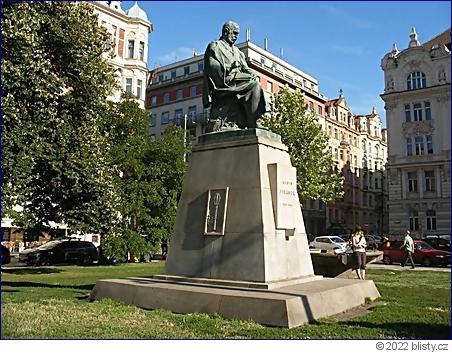 Pomník Aloise Jiráska na Jiráskově náměstí v Praze je v ohrožení